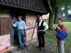 2008 09 06 butterkuchen f r das dreschfest im backhaus backen mit fritze  andreas  frank und uta 017